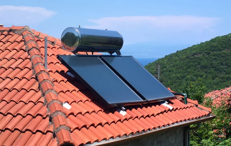 Capteurs solaires thermiques d'un système solaire combiné entretenus par un technicien
